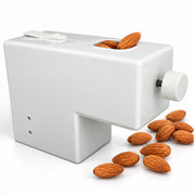アーモンドを本体の前に置いたPelamatic Robito Almond。