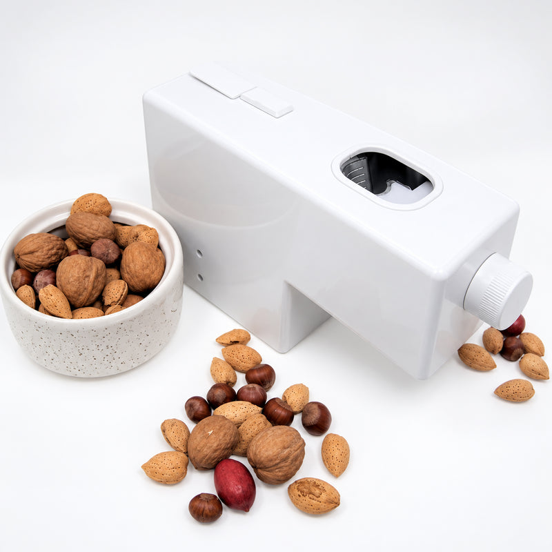 ミックスした殻付きナッツの横に置かれたPelamatic Robito Almond。